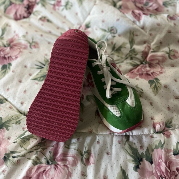 Super cool Volatile green/pink platform sneakers! In a women’s size 10 :)) - Picture 2 of 7